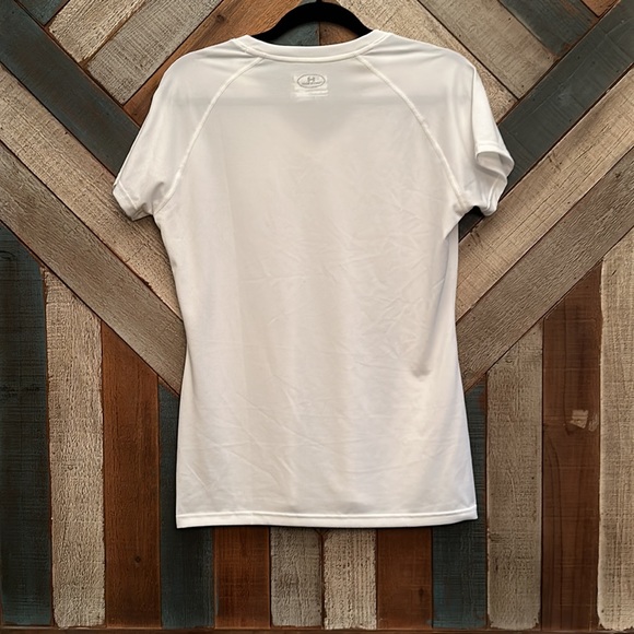 UA semi-fitted medium white v-neck heat gear short sleeve tee. - Picture 2 of 2
